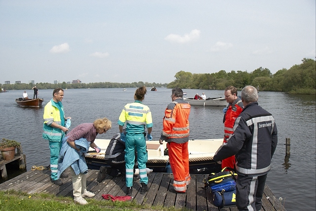 2010/111/20100515 005 Persoon te water Nieuwemeerdijk.jpg